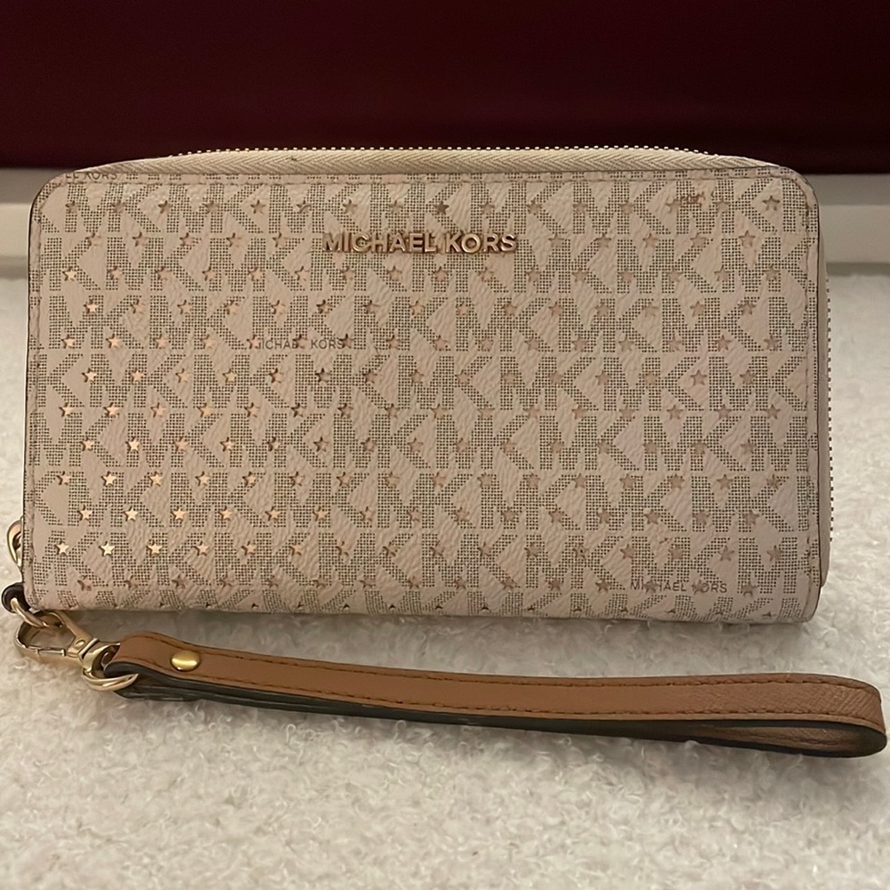 Michael kors wristlet zip around